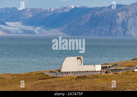 Eine qamutiik, die Holz Einzel Schlitten Runner mit Hilfe von den Inuit - Eskimo im Winter, Pond Inlet, Kanada Stockfoto