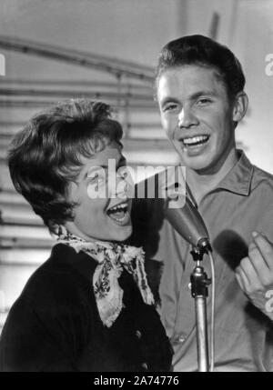 Wenn die Conny mit dem Peter, Deutschland 1958, Regie: Fritz Umgelter Darsteller: Cornelia, Conny Froboess, Peter Kraus Stockfoto