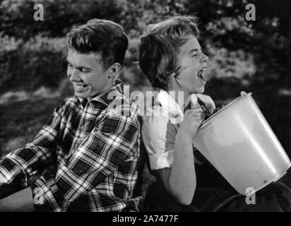 Wenn die Conny mit dem Peter, Deutschland 1958, Regie: Fritz Umgelter, Darsteller: Peter Kraus, Cornelia Conny Froboess Stockfoto