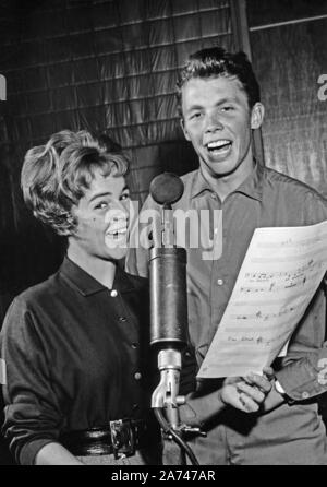 Wenn die Conny mit dem Peter, Deutschland 1958, Regie: Fritz Umgelter Darsteller: Cornelia, Conny Froboess, Peter Kraus Stockfoto