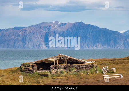 Eine Zuflucht - harborage durch Steine und Holz an der Küste in Pond Inlet, Baffin Island, Kanada Stockfoto