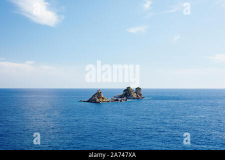 Inseln Katic und St. Sonntag mit Kirche in der Nähe von Petrovac Stadt in Montenegro, Adria, Luftaufnahme Stockfoto