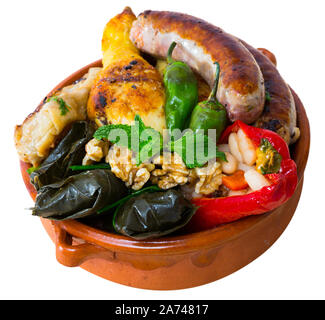 Nationale festliche bulgarische Gericht Kapama-Eintopf aus verschiedenen Arten von Fleisch- und Wurstwaren mit gefülltes Gemüse mit Gruenen und Walnüssen serviert. Isoliert Stockfoto