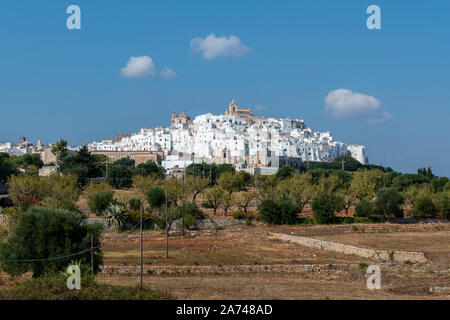 Fernsicht auf die weiß getünchten Häuser in der Altstadt von Ostuni in Apulien (Puglia) im südlichen Italien Stockfoto