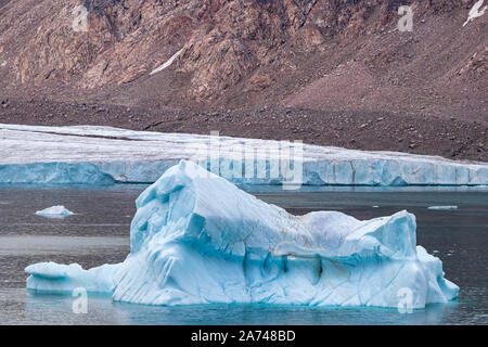 Eisberg am Rande eines Gletschers in Ellesmere Island, Teil der Qikiqtaaluk Region im kanadischen Territorium Nunavut. Stockfoto