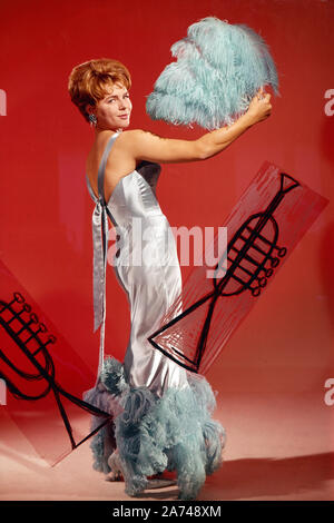 Cornelia Conny Froboess als Modell für eine Modestrecke der Zeitschrift "Film-Revue', Deutschland 1961. Cornelia Conny Froboess Modellierung für modeaufnahmen der "Film-Revue' Magazin, Deutschland 1961. Stockfoto