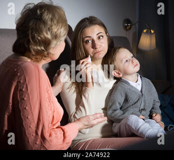 Erwachsene Frau schreit gerade nach Film und ihre Mutter ist ihr tröstend in den Abend zu Hause. Stockfoto