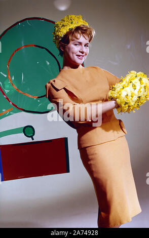 Cornelia Conny Froboess als Modell für eine Modestrecke der Zeitschrift "Film-Revue', Deutschland 1961. Cornelia Conny Froboess Modellierung für modeaufnahmen der "Film-Revue' Magazin, Deutschland 1961. Stockfoto