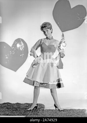 Cornelia Conny Froboess als Modell für eine Modestrecke der Zeitschrift "Film-Revue', Deutschland 1961. Cornelia Conny Froboess Modellierung für modeaufnahmen der "Film-Revue' Magazin, Deutschland 1961. Stockfoto