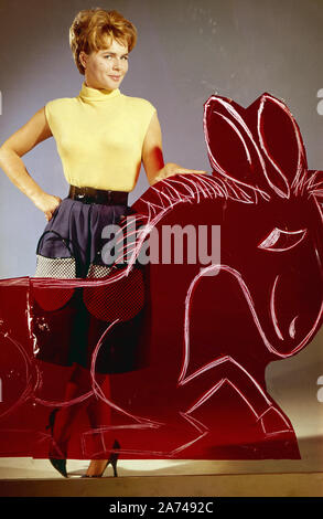 Cornelia Conny Froboess als Modell für eine Modestrecke der Zeitschrift "Film-Revue', Deutschland 1961. Cornelia Conny Froboess Modellierung für modeaufnahmen der "Film-Revue' Magazin, Deutschland 1961. Stockfoto
