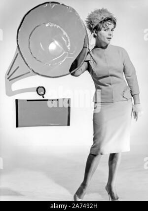 Cornelia Conny Froboess als Modell für eine Modestrecke der Zeitschrift "Film-Revue', Deutschland 1961. Cornelia Conny Froboess Modellierung für modeaufnahmen der "Film-Revue' Magazin, Deutschland 1961. Stockfoto