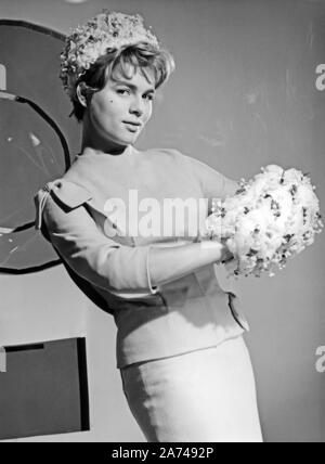 Cornelia Conny Froboess als Modell für eine Modestrecke der Zeitschrift "Film-Revue', Deutschland 1961. Cornelia Conny Froboess Modellierung für modeaufnahmen der "Film-Revue' Magazin, Deutschland 1961. Stockfoto