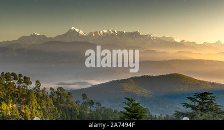 Himalayan range während Sunrise in verschiedenen Farben Stockfoto