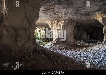 Künstliche Höhle unter der Erde reise. Wilde Höhle, vergessene Passagen im tiefen Untergrund Stockfoto