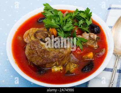 Appetitlich dicke Tomaten Suppe mit Lammfleisch, Gemüse und grünen Stockfoto