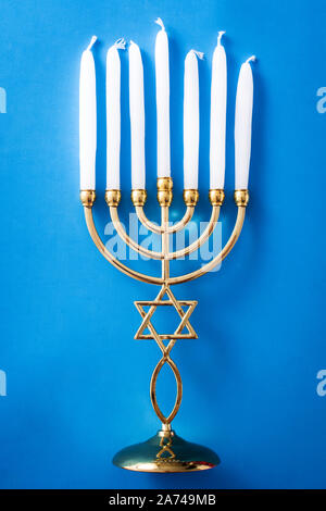 Jüdischen Hanukkah Menorah auf blauem Hintergrund. Ansicht von oben. Stockfoto