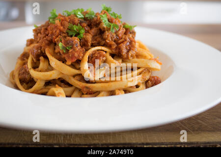 Essen Fotografie von vegan fettucine Bolognese in einem weißen Keramik Teller Stockfoto