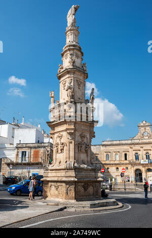 Obelisco Sant'Oronzo (Colonna di Sant'Oronzo) in Ostuni in Apulien (Puglia), Süditalien Stockfoto