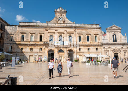 Palazzo Municipale (Rathaus) und Chiesa di San Francesco D'Assisi auf der Piazza della Libertà in Ostuni in Apulien (Puglia), Süditalien Stockfoto