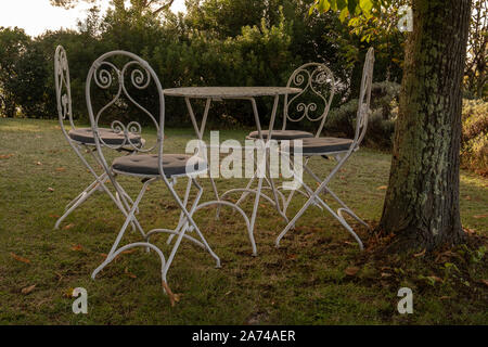 Satz von 4 Outdoor Metall verzierten Tisch und Stühlen im Garten niemand im Bild Stockfoto