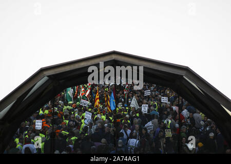 Madrid, Spanien. 15 Okt, 2019. Die Demonstranten Plakate während der Demonstration. Tausende von Menschen versammelten sich in Puerta del Sol gegen Prekarität und niedrigen Renten für ältere Menschen zu protestieren. Märsche aus Bilbao (Nordspanien) und Rota (Südspanien) trafen sich in der Hauptstadt des Landes vor dem spanischen Parlament zu protestieren. Credit: Guillermo Santos/SOPA Images/ZUMA Draht/Alamy leben Nachrichten Stockfoto