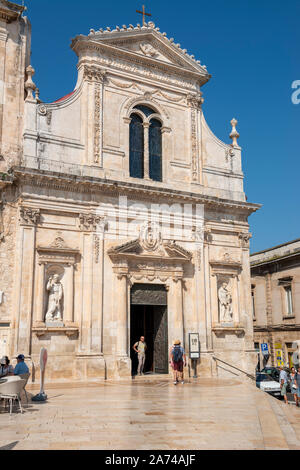 Chiesa di San Francesco D'Assisi auf der Piazza della Libertà in Ostuni in Apulien (Puglia), Süditalien Stockfoto