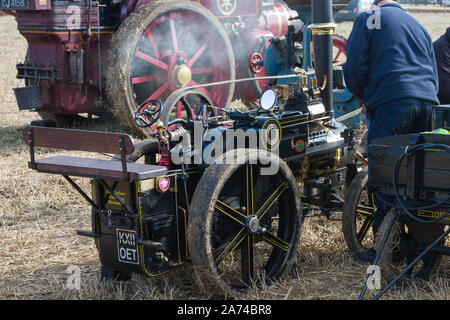 Zwei dampfbetriebene Zugmaschinen an einem Pflügen Match in der Nähe von Ipsden in Oxfordshire Stockfoto