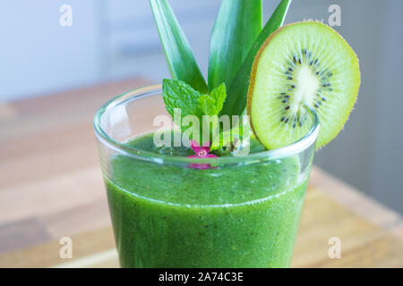 Essen Fotografie eines gesunden grünen Saft mit Chlorella und Früchte Stockfoto