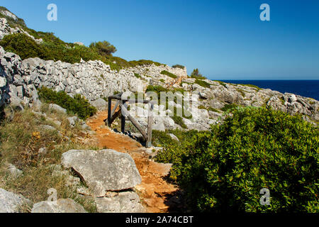 Coastal Path für Cipolliane Höhlen und Ciolo Brücke, Gagliano del Capo, Apulien, Italien Stockfoto