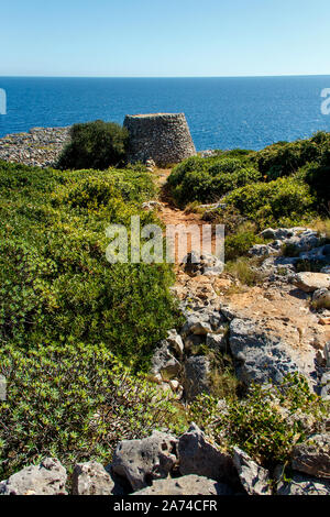 Stein Kostruktion, Küstenweg für Cipolliane Höhlen und Ciolo Brücke, Gagliano del Capo, Apulien, Italien Stockfoto