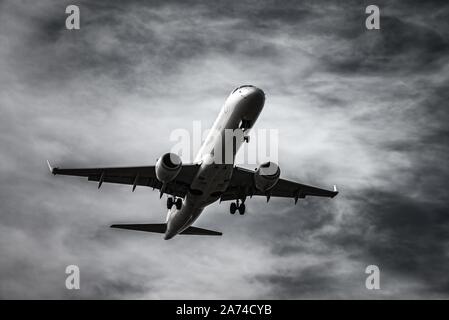 Flugzeug Landung vor dramatischen Himmel in Schwarz und Weiß | Verwendung weltweit Stockfoto