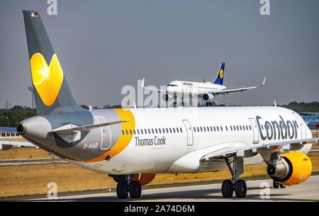 Frankfurt, Hessen / Deutschland - 29. August 2018 Flugzeuge der Condor (Airbus A 321-D-Aiad) und Lufthansa auf der Start- und Landebahn im Nordwesten des Flughafens Frankfurt | Verwendung weltweit Stockfoto