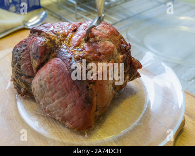 Dampfend heißen Geröstete gemeinsame von Rindfleisch für das Schnitzen, bevor ein Mittagessen am Sonntag bereit. Stockfoto