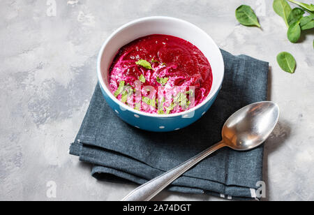 Pürierte Suppe aus roten Rüben auf konkreten Hintergrund. Stockfoto
