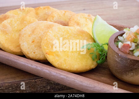 Essen Fotografie der Chilenischen sopaipillas mit Kürbis und pebre Salsa Stockfoto