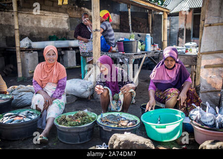 Pelabuhan Tanjung Luar, Ost Lombok, Indonesien - 23. August 2017: Lokale Leute verkaufen Fische auf dem Markt. Stockfoto