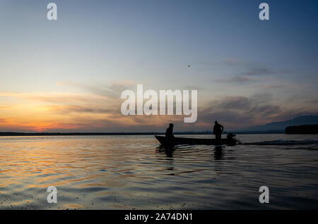 Eber See, Afyonkarahisar/TÜRKEI - Oktober 20, 2019: Fischer die Fischerei in den Sonnenaufgang auf dem See. Stockfoto