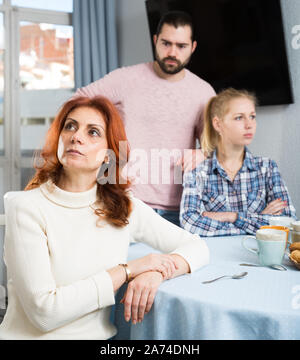 Junge schwere Paar hat eine Familie stressige Gespräch zu Hause Stockfoto