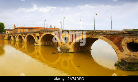 Pont Neuf ist alte Brücke über den Fluss Garonne in Toulouse. Stockfoto