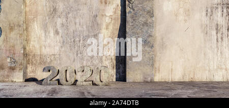 Nr. 2020. Text aus überfluteten Beton vor dem Hintergrund eines alten Betonwand durch Sonnenlicht beleuchtet, konzeptionelle interior design Stockfoto