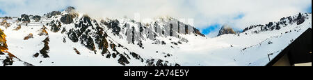 Panoramablick auf den Pic du Midi de Bigorre mit weißem Schnee gegen den wolkenlosen blauen Himmel an einem sonnigen Tag in der Natur Stockfoto