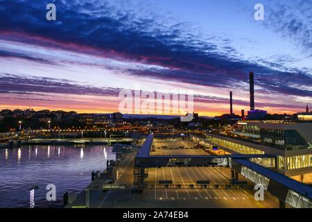 Stockholm, Schweden Frihamnen, der Hafen von Stockholm bei Sonnenuntergang. | Verwendung weltweit Stockfoto