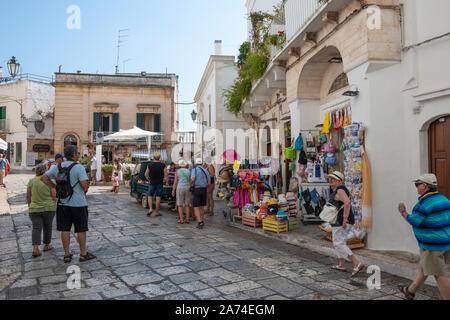 Touristen auf der Via Kathedrale in Ostuni in Apulien (Puglia), Süditalien Stockfoto