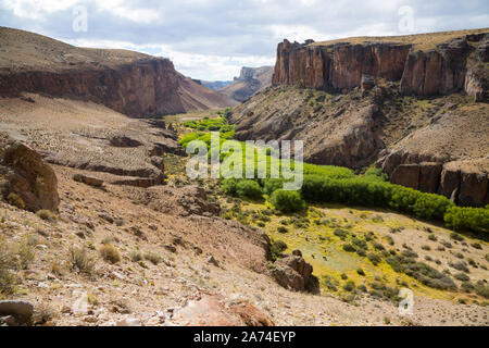 Ansicht von oben auf die pinturas River Canyon in der Provinz Santa Cruz in Patagonien Bereich Stockfoto