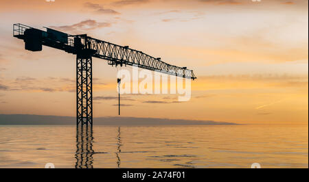 Überflutet Bau kran mit Reflexion über Wasser. Stockfoto