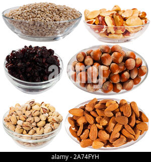 Satz von verschiedenen getrockneten Lebensmitteln - Getreide, Nüsse und Früchte - auf weißem Hintergrund Stockfoto