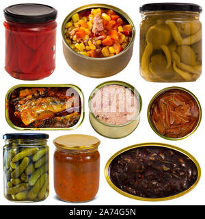 Sammlung von geöffnet und geschlossen, Dosen und Gläser mit verschiedenen Konserven isoliert auf weißem Stockfoto