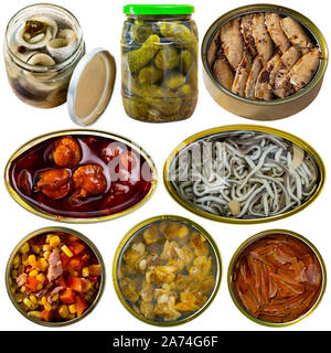 Collage aus verschiedenen Konserven in Dosen und Gläsern auf weißem Hintergrund Stockfoto