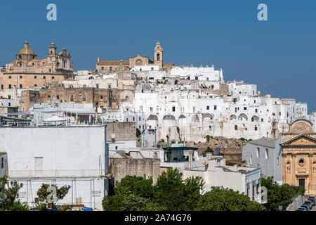 Blick auf die weiß getünchten Häuser in der Altstadt von Ostuni vom Corso Vittorio Emanuele II - Ostuni, Apulien (Puglia) im südlichen Italien Stockfoto
