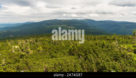 Riesengebirge Landschaft von Divci kameny auf tschechisch-polnischen Grenzen während der trübe Sommer Tag Stockfoto